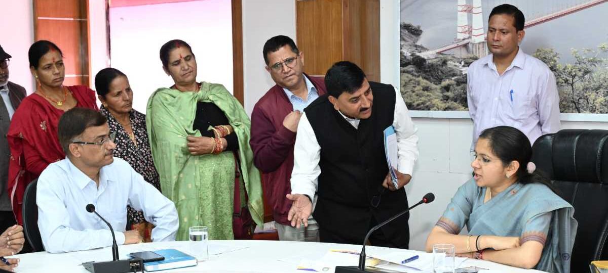 डीएम टिहरी ने जनता दरबार में सुनी फरियादियों की समस्याएं