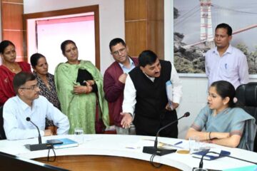 डीएम टिहरी ने जनता दरबार में सुनी फरियादियों की समस्याएं