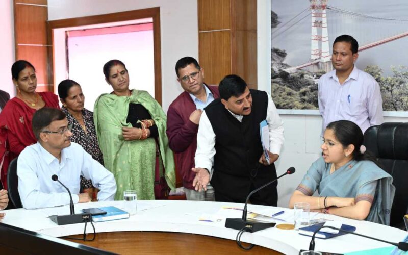 डीएम टिहरी ने जनता दरबार में सुनी फरियादियों की समस्याएं
