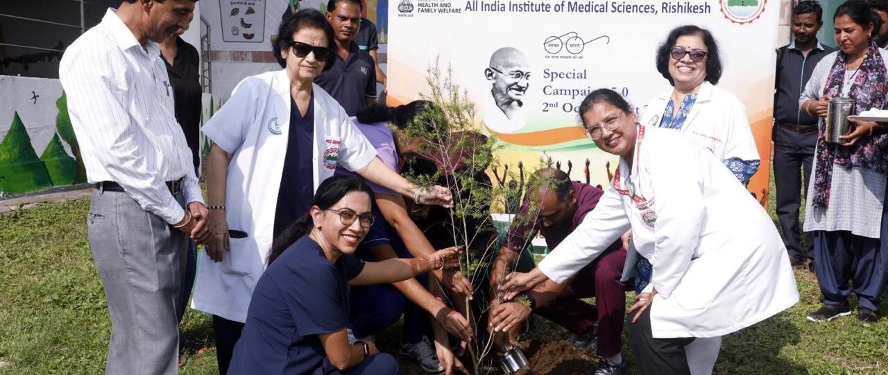 एम्स, ऋषिकेश के तत्वावधान में “एक पेड़ मां के नाम” थीम पर एक सार्थक पौधरोपण अभियान का आयोजन