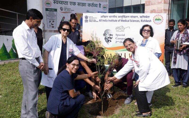 एम्स, ऋषिकेश के तत्वावधान में “एक पेड़ मां के नाम” थीम पर एक सार्थक पौधरोपण अभियान का आयोजन