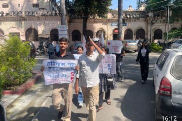 दलितों पर बढ़ते अत्याचार और मुख्य न्यायाधीश जस्टिस गवई के साथ हुई अपमानजनक घटना के विरोध में SFI का प्रदर्शन
