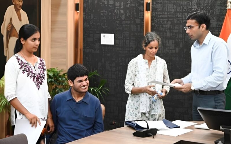 दुखियारी विधवा शोभा को मिली राहत — आईसीआईसीआई बैंक ने लौटाए घर के कागज़ात, जिला प्रशासन के हस्तक्षेप से माफ हुआ ऋण