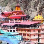 जयकारों के साथ शीतकाल के लिए बंद हुए मां यमुना मंदिर के कपाट