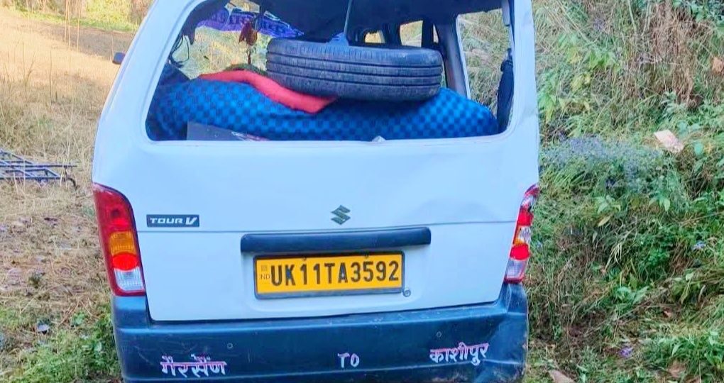 बारातियों से भरा वाहन हुआ दुर्घटनाग्रस्त, 2 गंभीर घायलों को किया गया हायर सेंटर रेफर