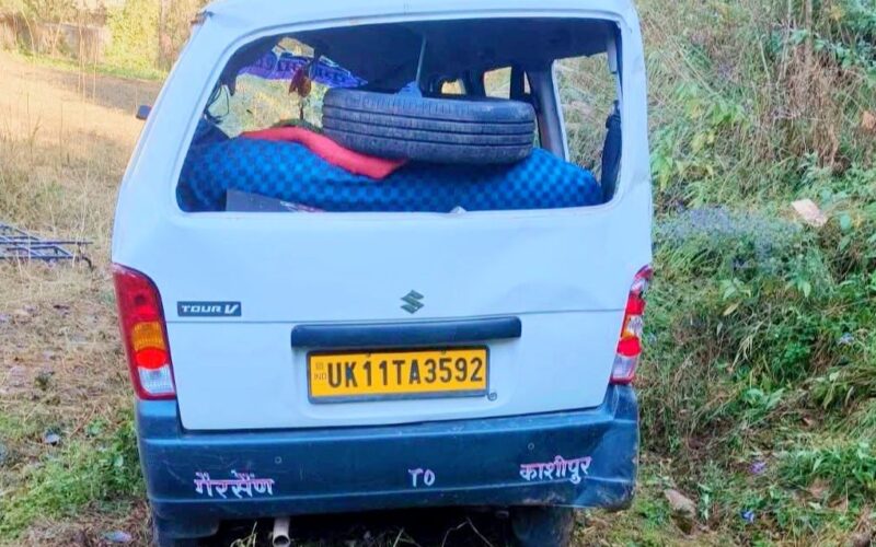 बारातियों से भरा वाहन हुआ दुर्घटनाग्रस्त, 2 गंभीर घायलों को किया गया हायर सेंटर रेफर