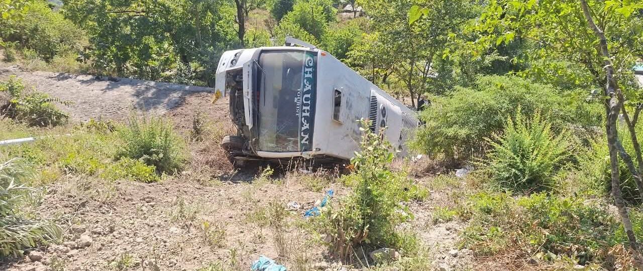 कुंजापुरी मन्दिर के दर्शन कर लौट रहे श्रदालुओं की बस दुर्घटनाग्रस्त