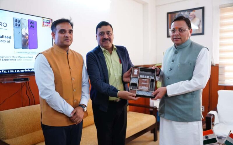 मुख्यमंत्री को सौंपा प्रदेश को राष्ट्रीय स्तर पर मिले व्यापार सुधार कार्य योजना के तहत टॉप अचीवर्स पुरस्कार