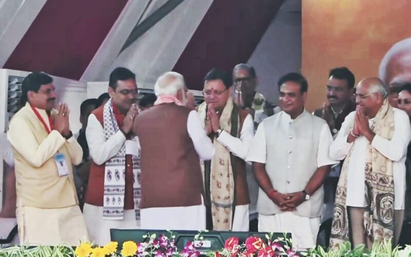 मुख्यमंत्री पुष्कर सिंह धामी पटना (बिहार) में नवनिर्वाचित सरकार के शपथ ग्रहण समारोह में हुए सम्मिलित