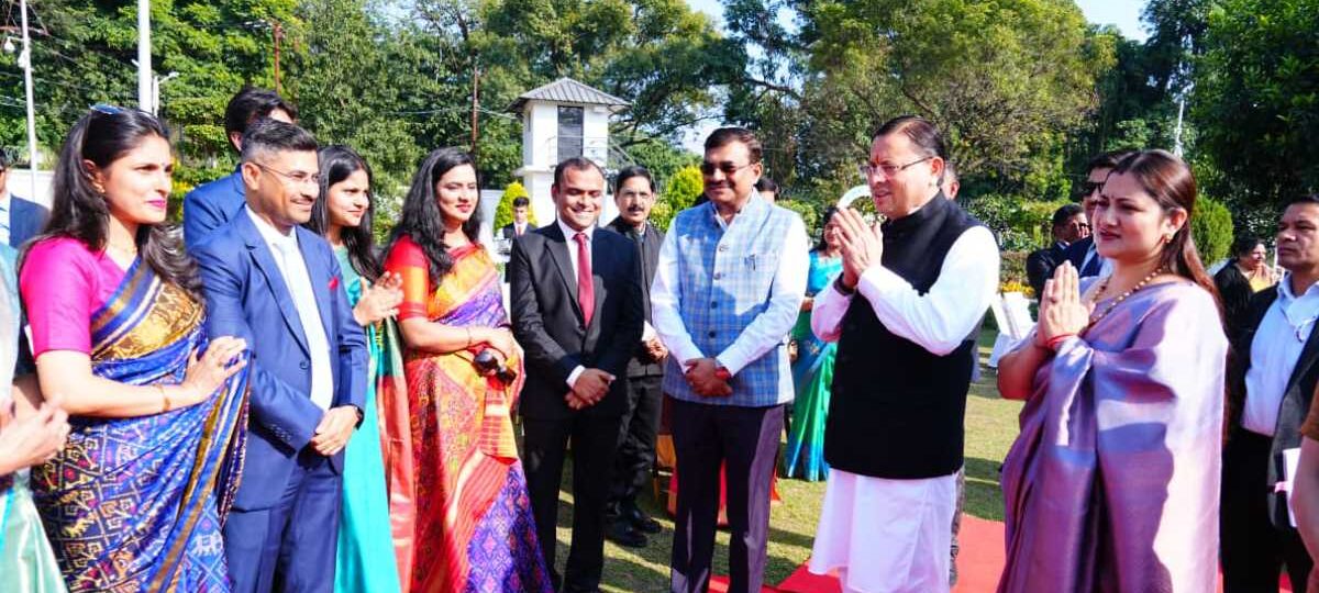 सीएम पुष्कर सिंह धामी की अध्यक्षता में मुख्यमंत्री आवास पर IAS अधिकारियों की अनौपचारिक बैठक आयोजित