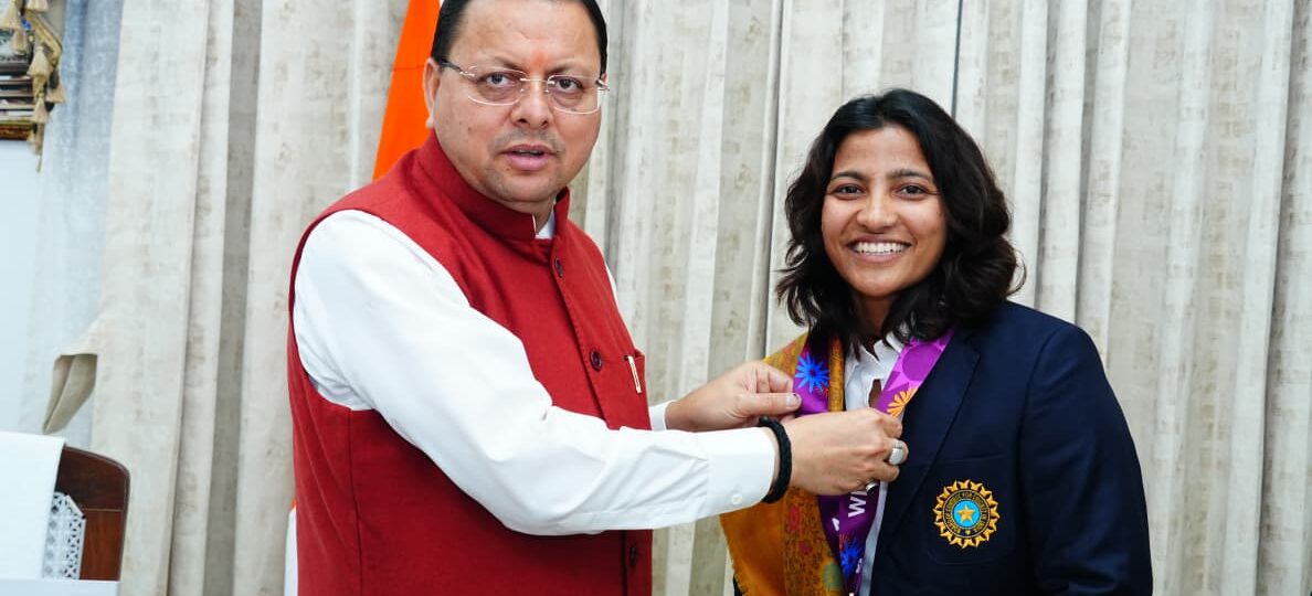 महिला विश्व कप विजेता क्रिकेटर स्नेह राणा ने की मुख्यमंत्री पुष्कर सिंह धामी से शिष्टाचार भेंट