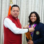 महिला विश्व कप विजेता क्रिकेटर स्नेह राणा ने की मुख्यमंत्री पुष्कर सिंह धामी से शिष्टाचार भेंट