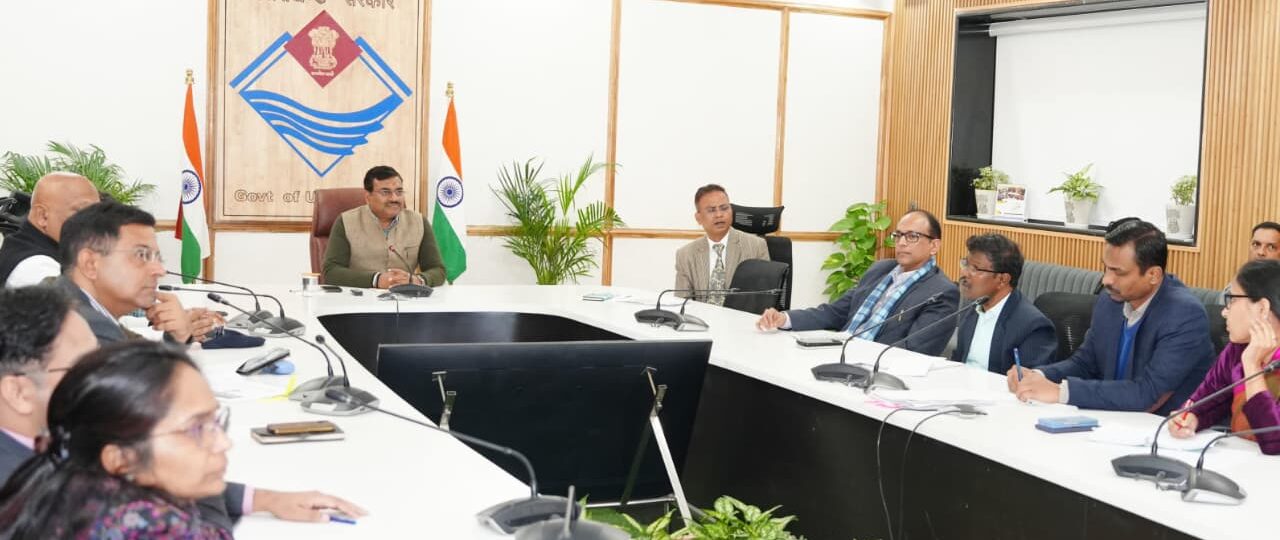 मुख्य सचिव आनन्द बर्द्धन ने विभागों की प्रगति की समीक्षा की