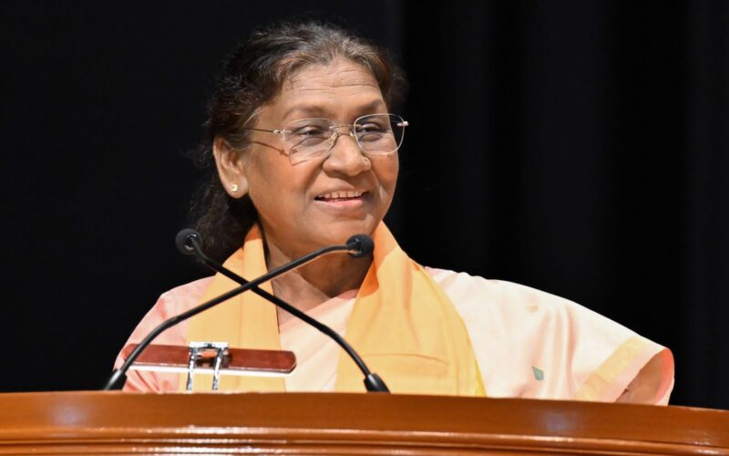 राष्ट्रपति ने राष्ट्रपति निकेतन में फुट ओवर ब्रिज और घुड़सवारी क्षेत्र का किया लोकार्पण