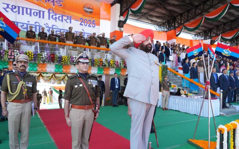 राज्य स्थापना के रजत जयंती समारोह में राज्यपाल ने रैतिक परेड की सलामी ली