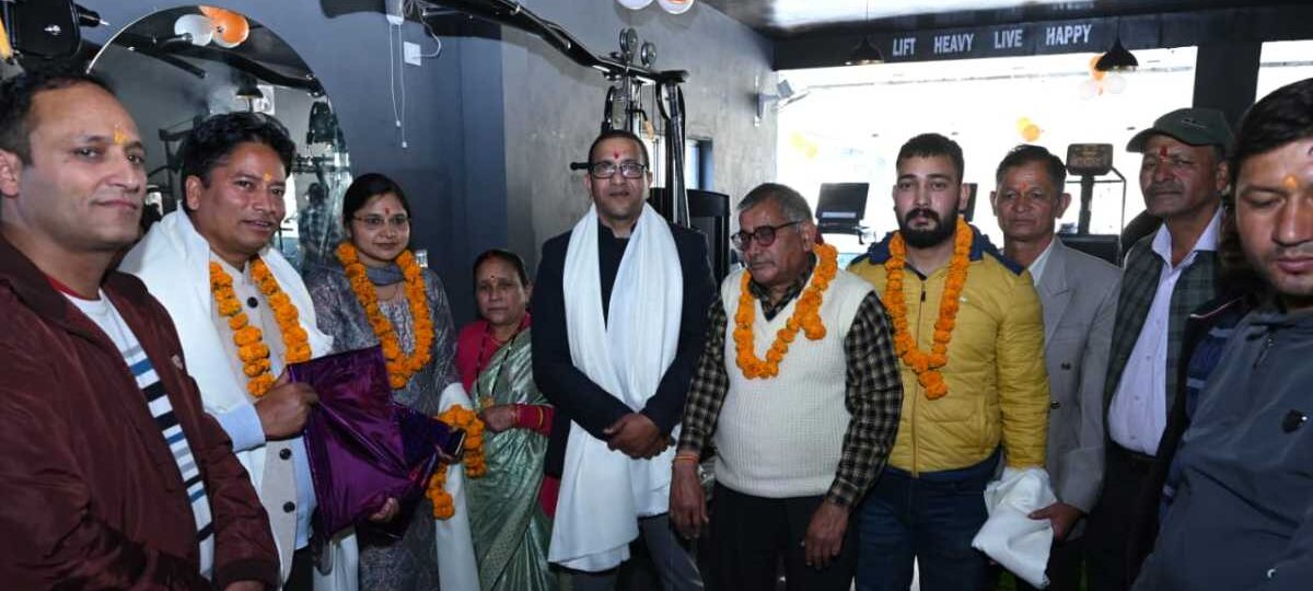 स्वरोजगार उद्यमियों को प्रोत्साहित करने पहुंचे जिलाधिकारी