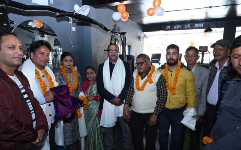 स्वरोजगार उद्यमियों को प्रोत्साहित करने पहुंचे जिलाधिकारी