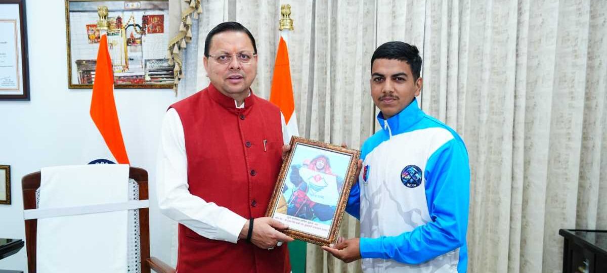 मुख्यमंत्री पुष्कर सिंह धामी से माउंट एवरेस्ट फतह करने वाले 16 वर्षीय बालक सचिन कुमार ने की शिष्टाचार भेंट