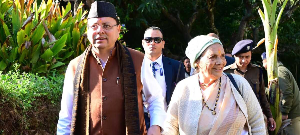 मां के साथ पैतृक गांव पहुंच भावुक हुए सीएम धामी