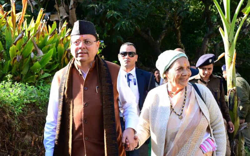 मां के साथ पैतृक गांव पहुंच भावुक हुए सीएम धामी