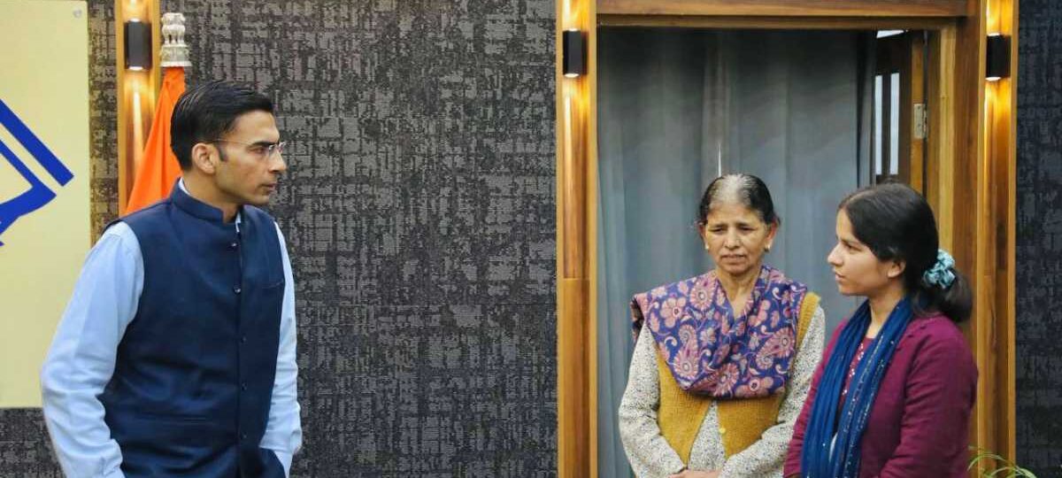 निजी संस्थान में नौकरी मिलने उपरांत माता संग प्रशासन का धन्यवाद करने कलेक्ट्रेट पहुंची प्रियंका