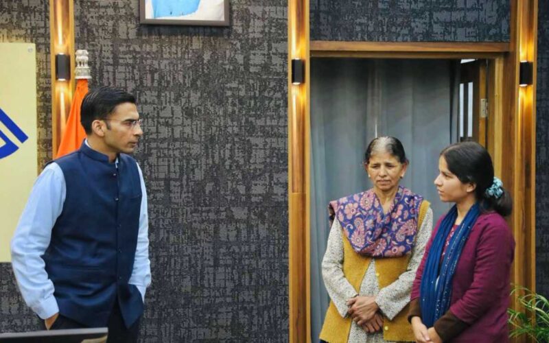 निजी संस्थान में नौकरी मिलने उपरांत माता संग प्रशासन का धन्यवाद करने कलेक्ट्रेट पहुंची प्रियंका