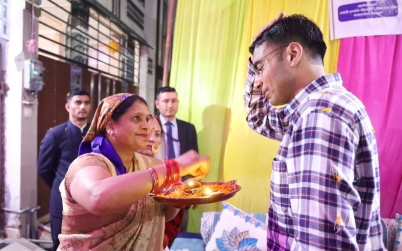 गंगोत्री एन्क्लेव वासियों ने जिलाधिकारी सविन बंसल को दिया ‘रियल हीरो’ का सम्मान