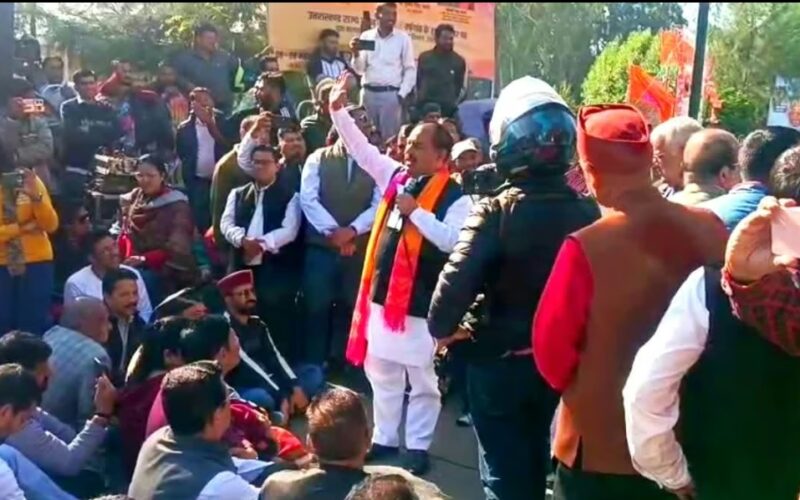 उपनल कर्मियों के आंदोलन को हरक सिंह रावत का समर्थन, नियमितीकरण मुद्दा गरमाया