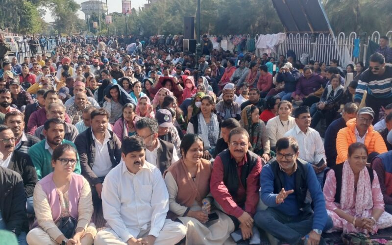 कांग्रेस प्रदेश अध्यक्ष गणेश गोदियाल ने धरनास्थल पर पहुँचकर उपनल कर्मचारियों के आन्दोलन को दिया समर्थन