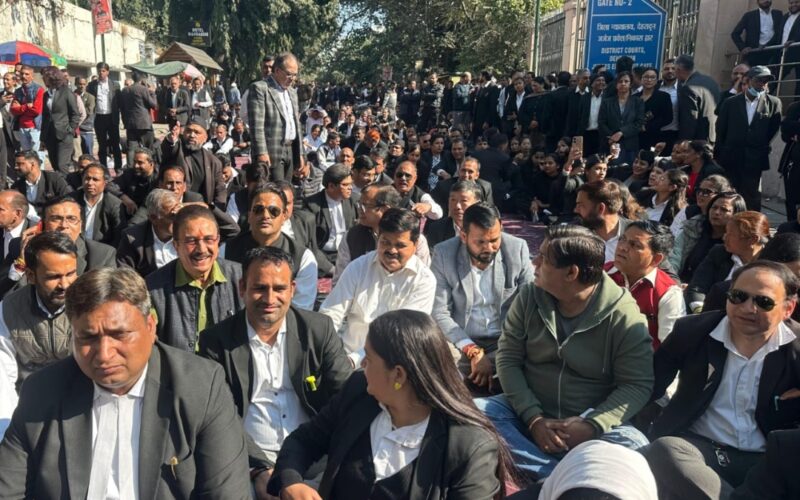 पुराने न्यायालय परिसर में रैन बसेरा के विरोध में आंदोलित अधिवक्ताओं के धरने को कांग्रेस का समर्थन – गणेश गोदियाल