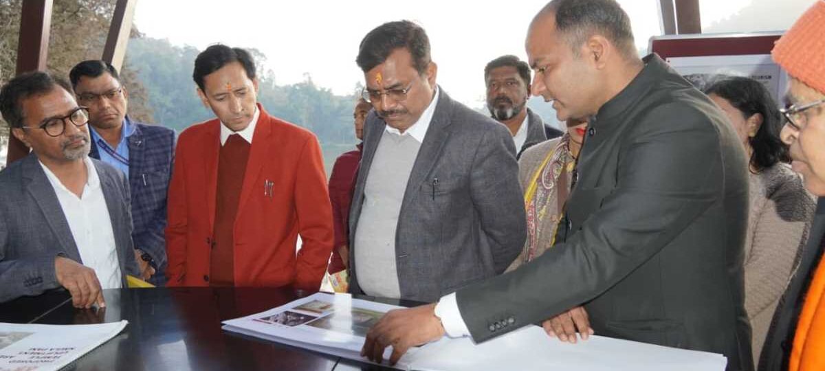 मुख्य सचिव आनन्द बर्द्धन का चम्पावत में व्यापक विकास कार्यों का स्थलीय निरीक्षण