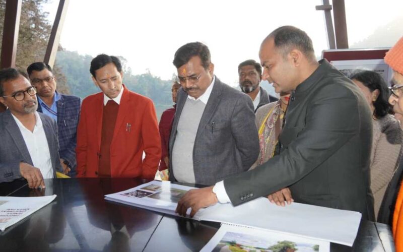 मुख्य सचिव आनन्द बर्द्धन का चम्पावत में व्यापक विकास कार्यों का स्थलीय निरीक्षण
