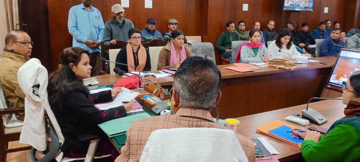 जिलाधिकारी की अध्यक्षता में जनता दरबार, 25 शिकायतें दर्ज