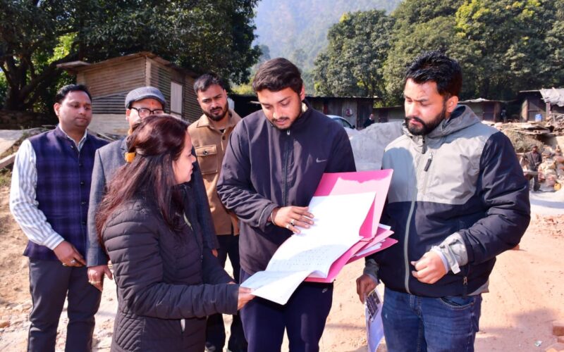 जिलाधिकारी ने किया ग्राम खोली स्थित क्रिटिकल केयर ब्लॉक का औचक निरीक्षण