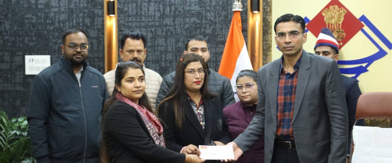 बैंक ऑफ बड़ौदा की मनमानी; पर जिला प्रशासन का डंडा; बुजुर्ग विधवा कमलेश व असहाय पुत्री को मिला न्याय;