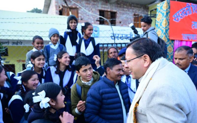 सरस्वती शिशु मंदिर ताड़ीखेत में मुख्यमंत्री का विद्यार्थियों से संवाद