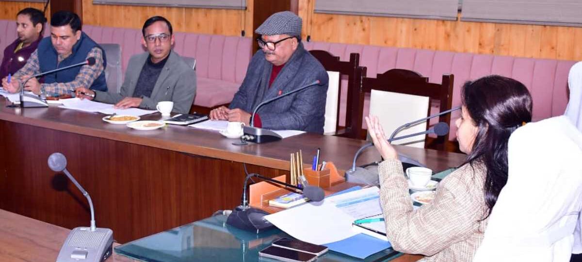 जिलाधिकारी ने चिकित्सा, स्वास्थ्य एवं परिवार कल्याण विभाग की समीक्षा बैठक ली