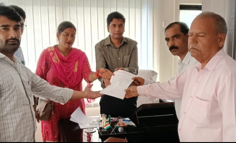 सीटू प्रतिनिधिमंडल ने सहायक श्रम आयुक्त से भेंट कर सौंपा मांगपत्र