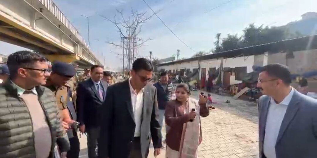 आईएसबीटी निकासी गेट पर बने निर्माण ध्वस्त; चौकी शिफ्ट करने के निर्देश