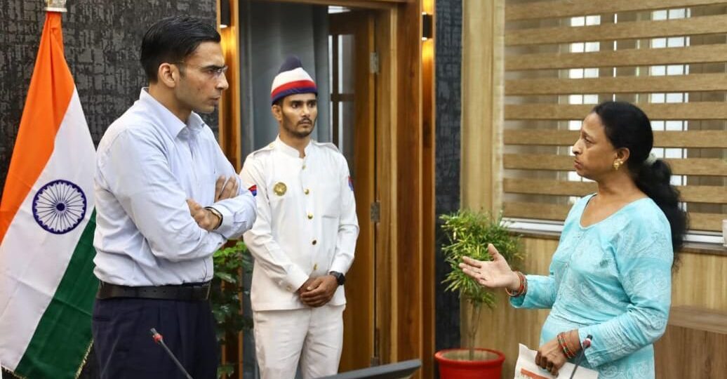 मां के पांव गिरकर माफी मांगो, वरना होगा जिला बदर : डीएम