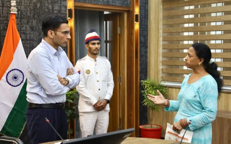 मां के पांव गिरकर माफी मांगो, वरना होगा जिला बदर : डीएम