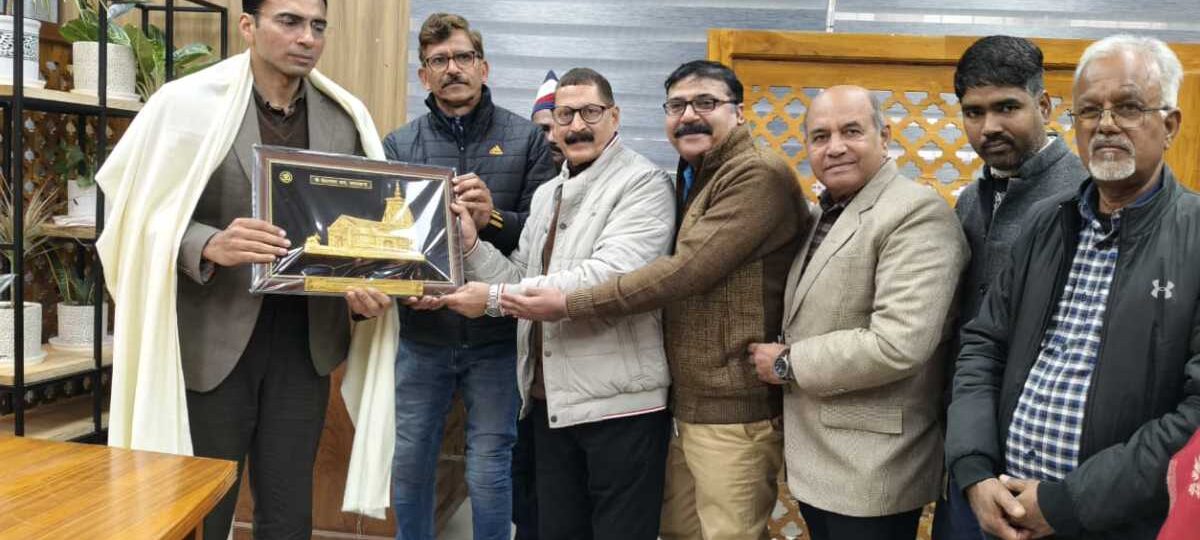 डीएम को उत्कृष्ट सेवा कार्यों के लिए जर्नलिस्ट यूनियन ने किया सम्मानित