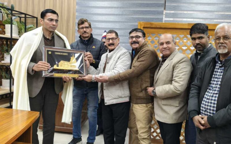 डीएम को उत्कृष्ट सेवा कार्यों के लिए जर्नलिस्ट यूनियन ने किया सम्मानित