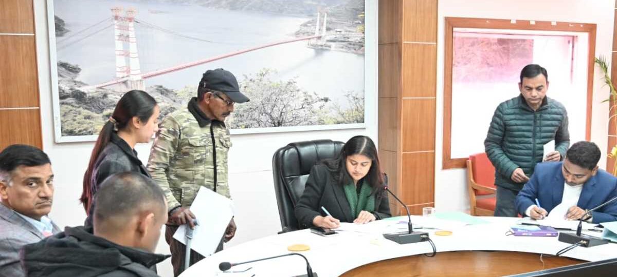 जनता दरबार कार्यक्रम में सीडीओ टिहरी ने सुनी जन समस्याएं