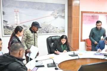 जनता दरबार कार्यक्रम में सीडीओ टिहरी ने सुनी जन समस्याएं