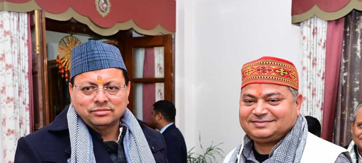 मुख्यमंत्री श्री पुष्कर सिंह धामी से मुख्यमंत्री आवास में केंद्रीय राज्य मंत्री डॉ. राज भूषण चौधरी ने की शिष्टाचार भेंट