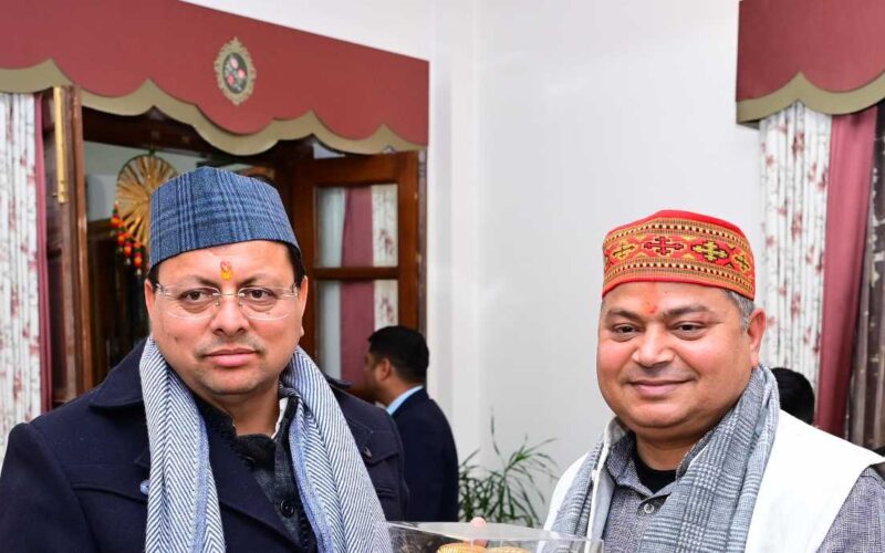 मुख्यमंत्री श्री पुष्कर सिंह धामी से मुख्यमंत्री आवास में केंद्रीय राज्य मंत्री डॉ. राज भूषण चौधरी ने की शिष्टाचार भेंट