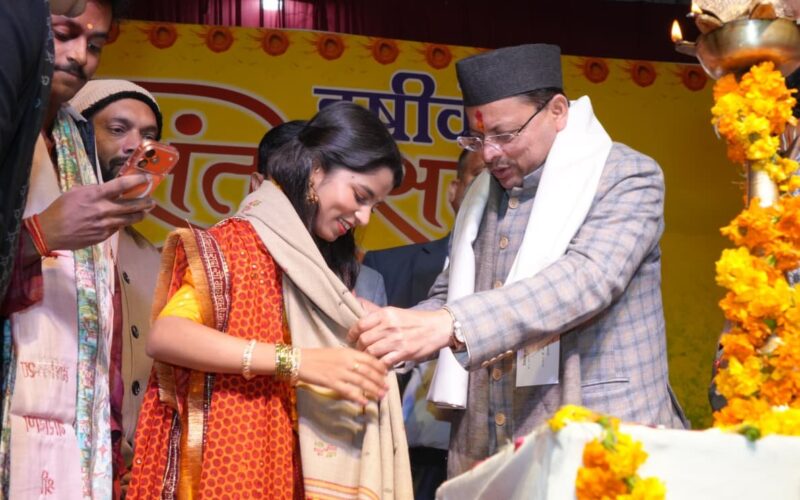 मुख्यमंत्री पुष्कर सिंह धामी भरत मंदिर ऋषिकेश में आयोजित वसंतोत्सव 2026 मैथिली ठाकुर नाइट में हुए सम्मिलित