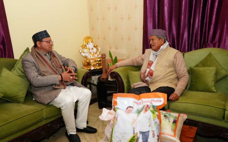 मुख्यमंत्री पुष्कर सिंह धामी ने पूर्व मुख्यमंत्री हरीश रावत से की शिष्टाचार भेंट, कुशलक्षेम जाना