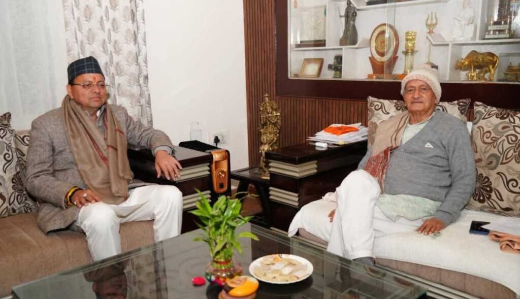 मुख्यमंत्री धामी ने पद्म भूषण सम्मान हेतु चयनित होने पर भगत सिंह कोश्यारी को उनके आवास पर पहुंच कर दी बधाई